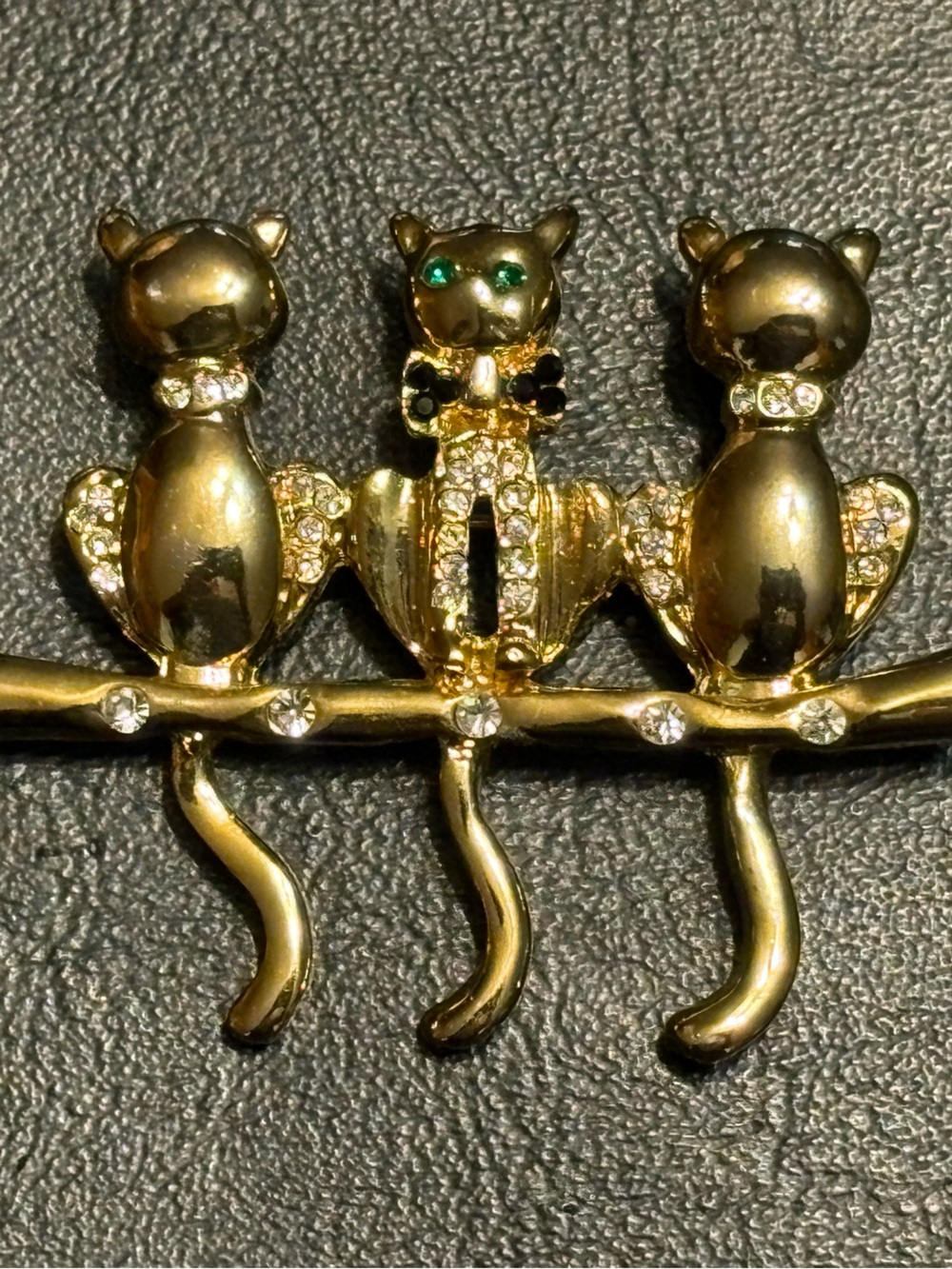 Vintage Gold Tone Three Cats Brooch Rhinestone Green Eyes Figural Pin